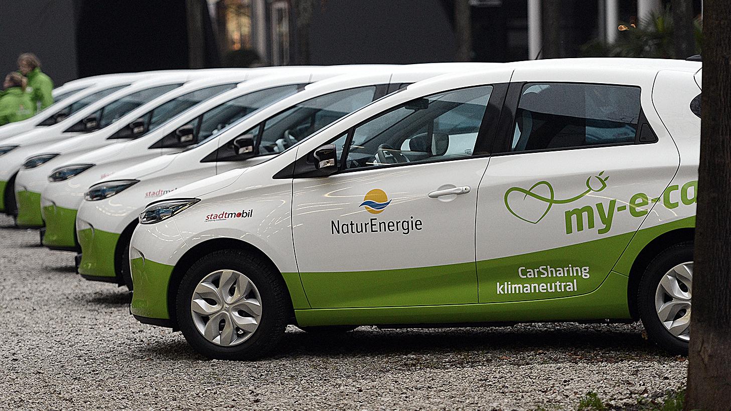 Eine my-e-car-Flotte von NaturEnergie vor dem Burghof in Lörrach.
